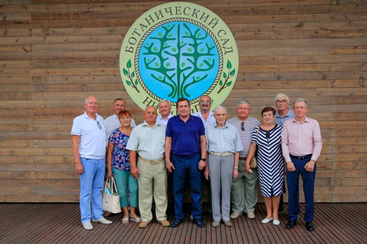 Ботанический сад НИУ «БелГУ» посетила делегация ветеранов департамента АПК 
